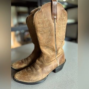 Leather cow girl boots by Ariat, size 7.5. Heritage R Toe Western Boot